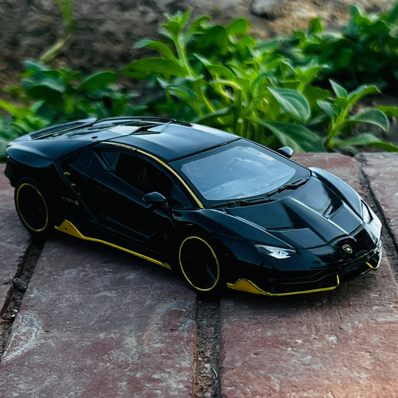 Metal Body Lamborghini Centenario with Light & Sound 1:24 Scale