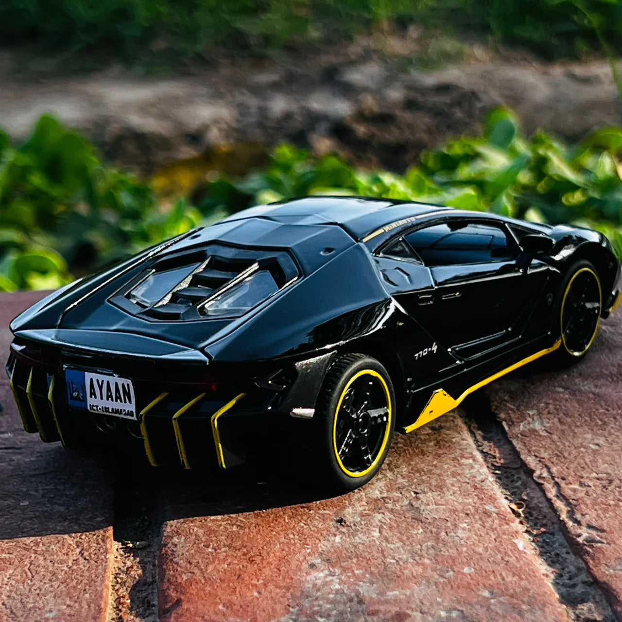 Metal Body Lamborghini Centenario with Light & Sound 1:24 Scale
